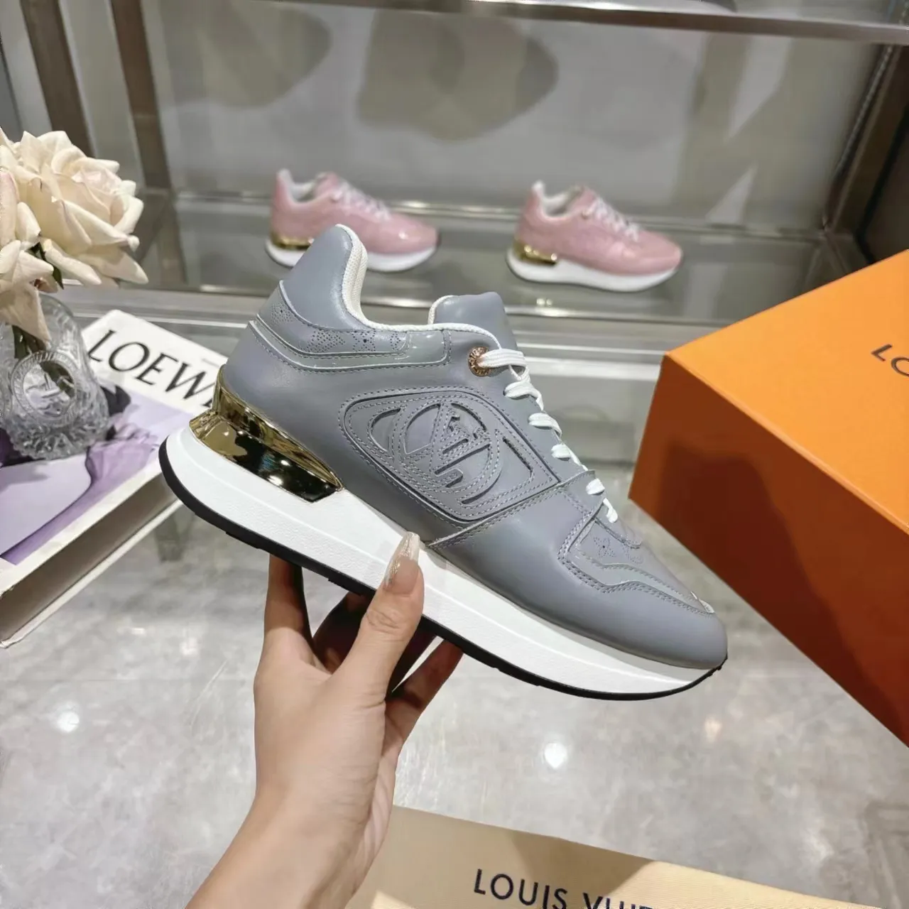 [L Family] P: 760💰Size 35-42 for women, 39-46 for men, (41.42 for women, 45.46 for men, customized) .LV Donkey Brand 🔥🔥LOUIS VUITTON Louis Vuitton's official website synchronizes the 2025 autumn and winter couple's models, which are now on the market, this Neo Run Away sneakers are inspired by running shoes, integrating LV's iconic must-have shoes into the trend. This version is a 1:1 replica of the original version. It is made of two-tone calfskin to highlight its simple lines and unique wedge outsole. Key details include the LV initials on the side and an engraved gold heel stabilizer on the back plus a 2cm hidden insole.